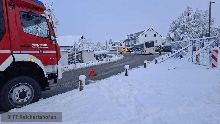 Einsatzfoto Verkehrsunfall PKW gegen Bus