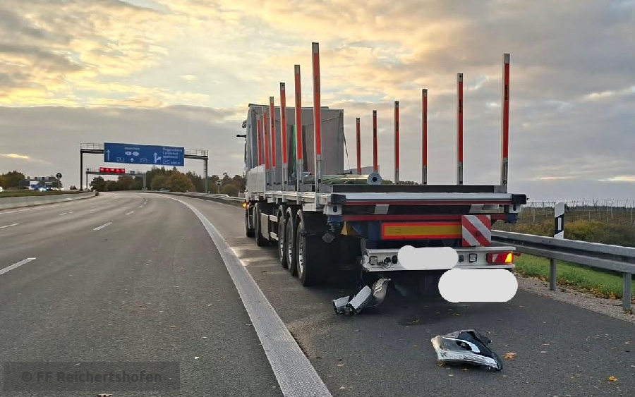 Einsatzfoto VU, Bus gegen LKW, Person ...